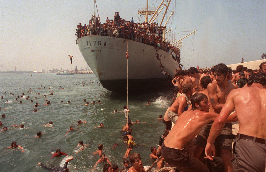 Arrivo dei profughi albanesi nel porto di Bari nel 1997 © Ansa