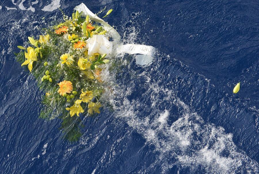 Fiori in mare per ricordare le vittime dell'ultimo maufragio a Lampedusa © Ansa