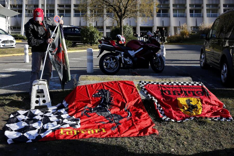 Bandiere Ferrari davanti all'ospedale di Grenoble © Ansa