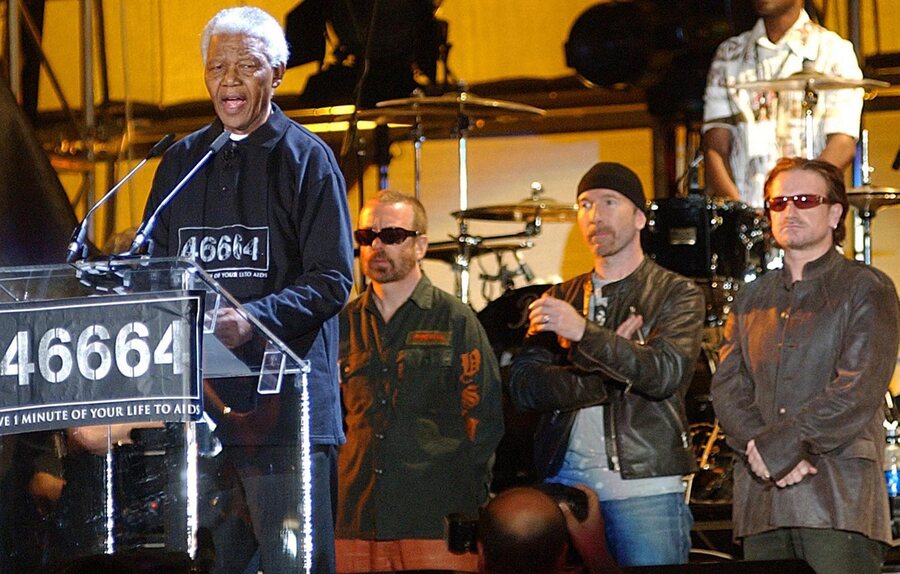 Nelson Mandela e Bono Vox, leader degli U2 © Ansa