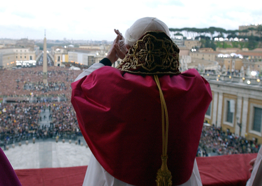 Papa Benedetto XVI alla sua prima apparizione sulla Loggia delle benedizioni della Basilica di San Pietro, subito dopo l'elezione © Ansa