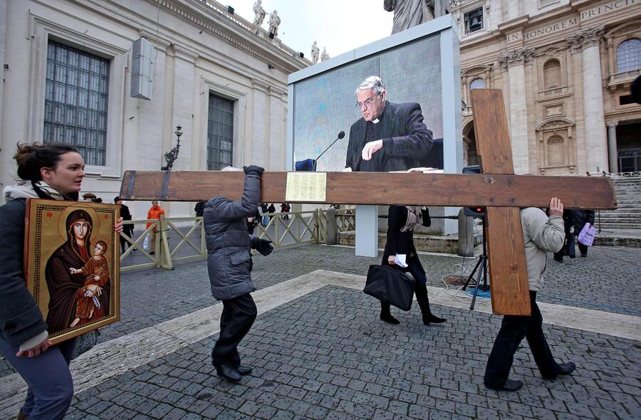 I giovani del Centro S. Lorenzo portano la croce delle GMG donata loro da Giovanni Paolo II come ogni giorno in piazza San Pietro per recitare il rosario © Ansa