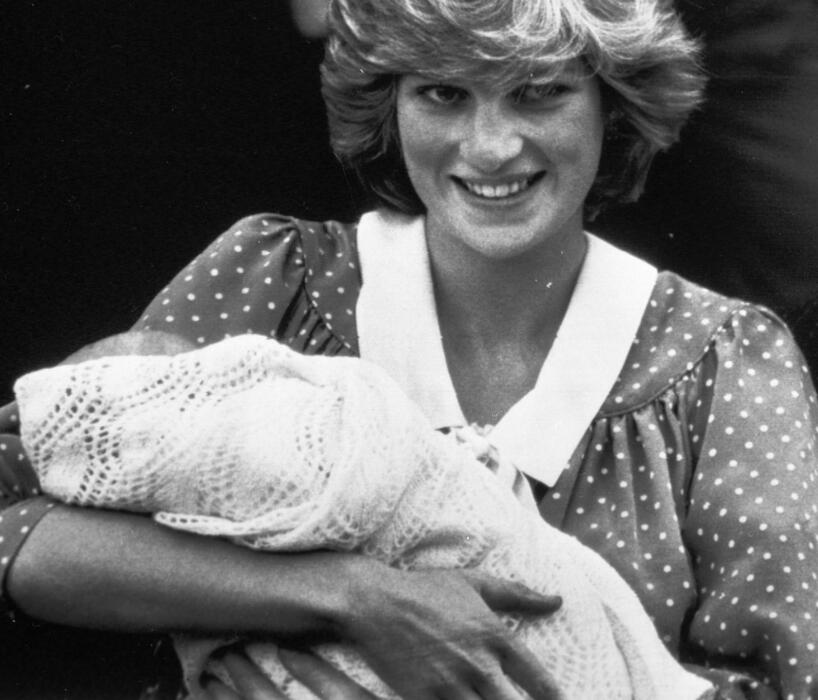 Lady Diana esce dal St. Mary's Hospital con il primogenito  William nato durante la notte del 21 giugno 1982 © Ansa
