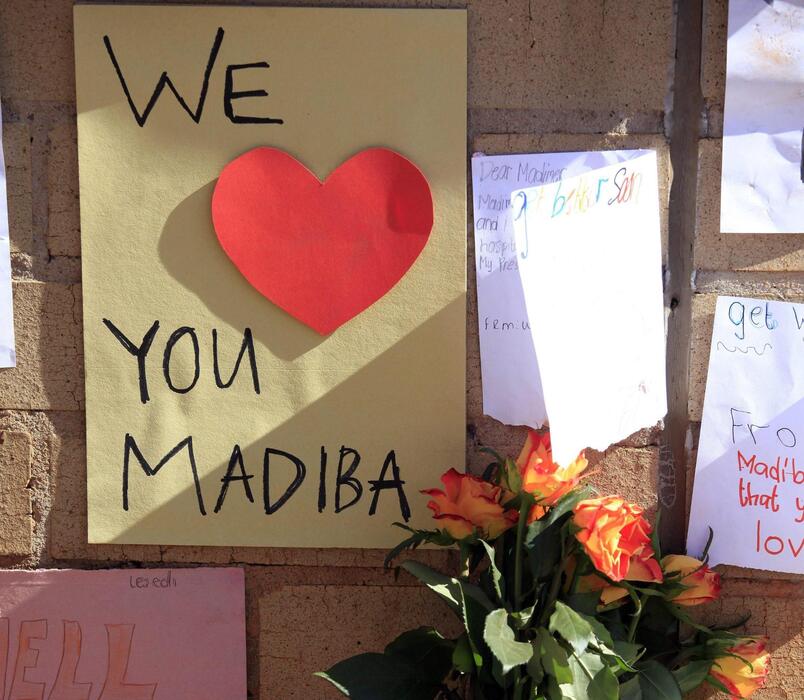 'Madiba, noi ti amiamo' uno dei biglietti lasciati per Nelson Mandela © Ansa