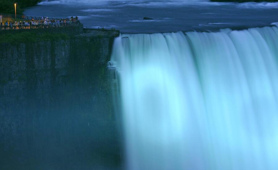 Le cascate del Niagara, illuminate di blu per festeggiare la nascita del figlio di Kate e William © Ansa