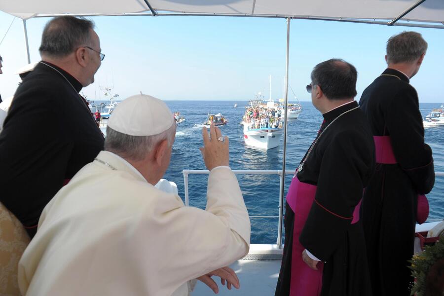 Papa Francesco ha gettato nel mare di Lampedusa una corona di fiori in ricordo dei migranti morti durante le traversate © Ansa
