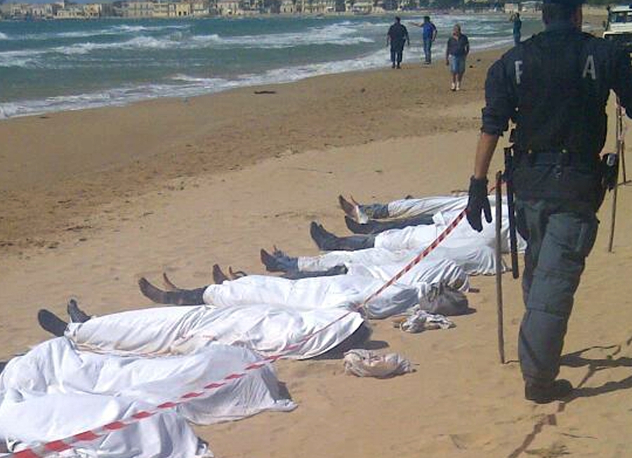 I corpi dei migranti morti nel nafragio del barcone a Scicli © Ansa