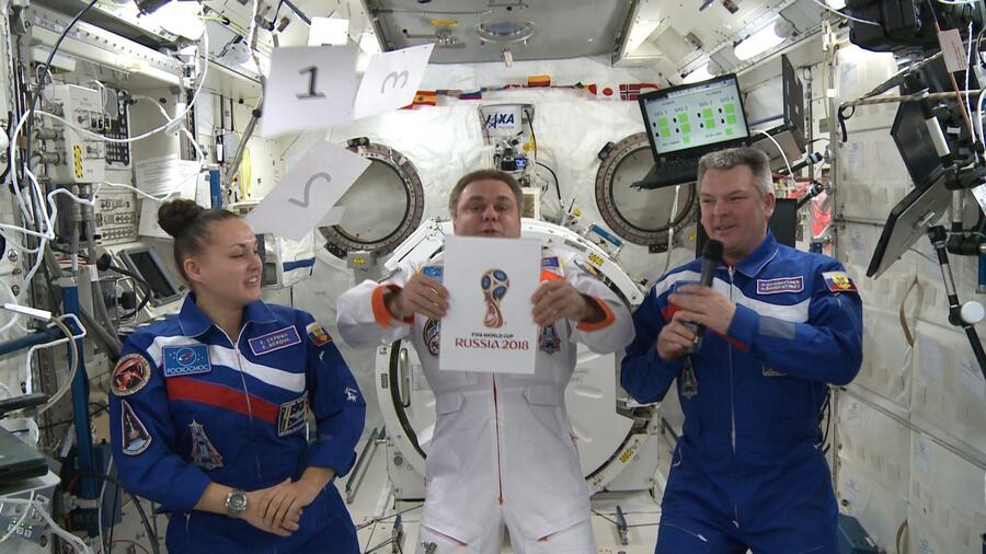 I tre astronauti russi in orbita sulla ISS mostrano il logo © Ansa