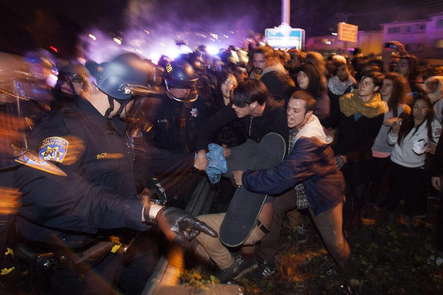 Ferguson, scontri dopo la decisione del Gran Giurì © Ansa