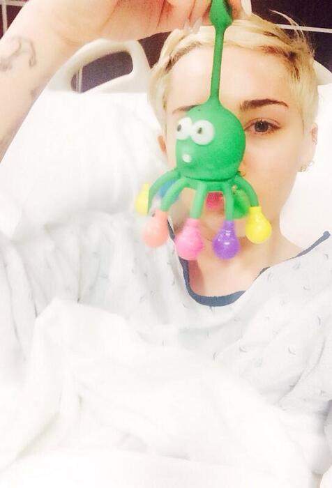 Miley Cyrus posta la sua foto su Twitter durante il ricovero in ospedale © Ansa
