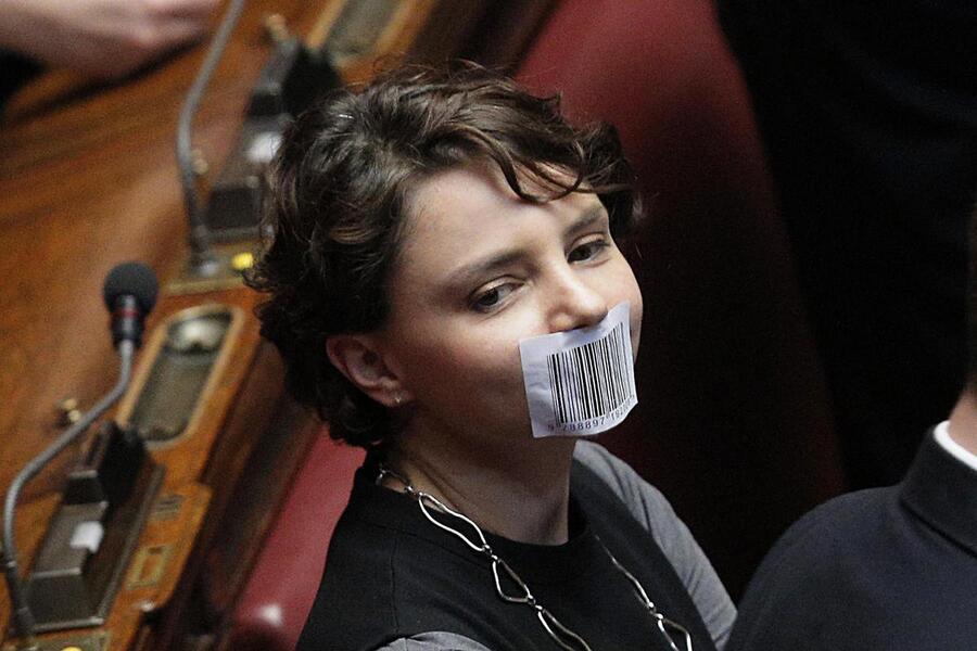 Maria Edera Spadoni di M5S con un codice a barre incollato sulla bocca © Ansa