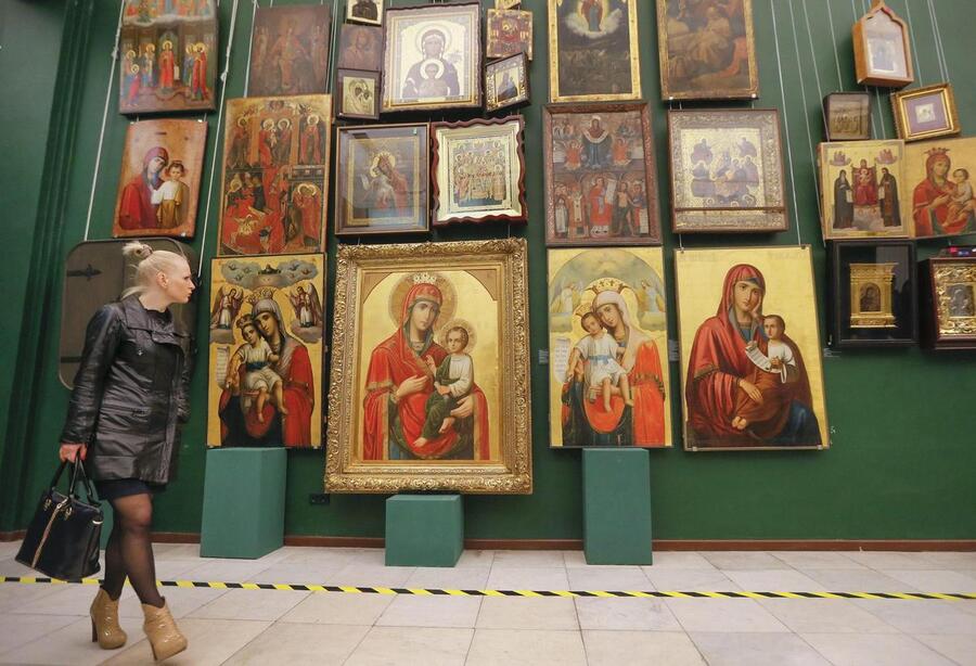 Le opere d'arte rinvenute nel palazzo presidenziale di Victor Ianukovich sono ore esposte al National Arts Museum di Kiev © 