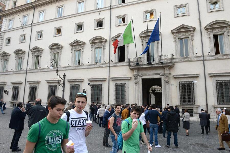 Governo: Renzi apre piazza, folla curiosi per il Cdm [ARCHIVE MATERIAL 20140408 ] © 