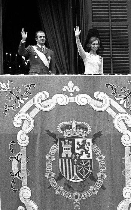 La proclamazione del re di Spagna Juan Carlos I con la moglie, la regina Sofia, nel novembre del 1975 © 