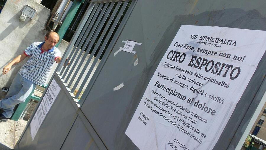 Manifesti per Ciro Esposito nel quartiere di  Scampia © Ansa