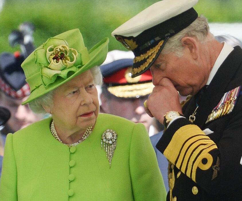 La regina Elisabetta e il principe Carlo © Ansa