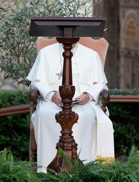 Papa Francesco durante la preghiera ANSA/CLAUDIO PERI © Ansa