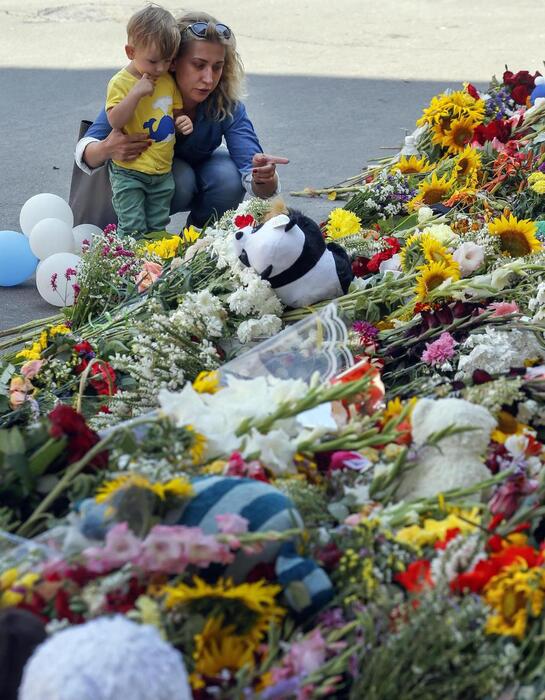 Laying flowers in Kiev for MH17 victims © Ansa