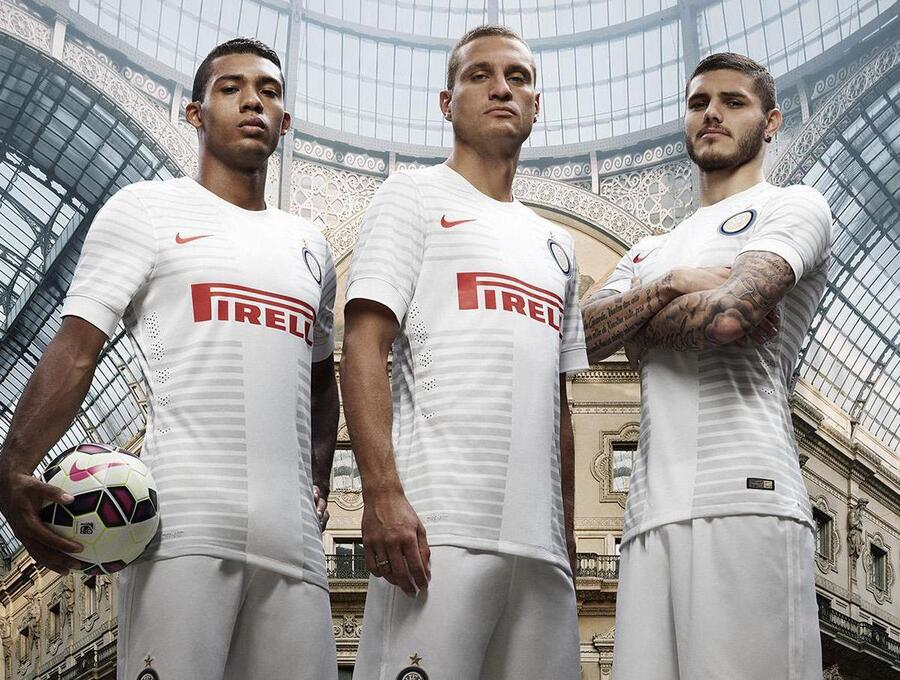 La divisa Away dell'Inter, per la stagione 2014-2015 © Ansa