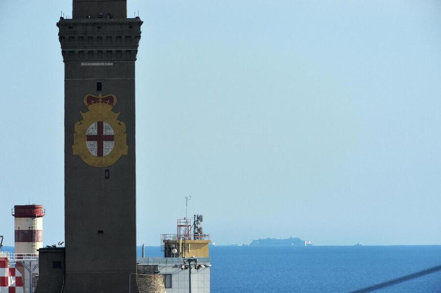 Da Genova si vede il relitto della Costa Concordia. FOTO LUCA ZENNARO © 