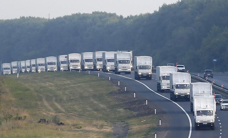 Russian humanitarian convoy moves to Ukraine © 