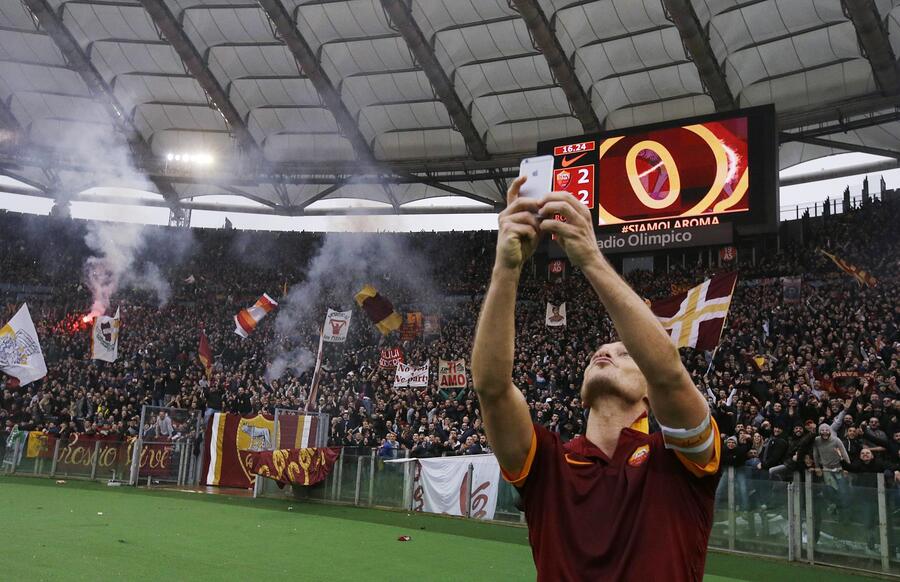Calcio: Roma-Lazio, Totti festeggia doppietta con un selfie © 