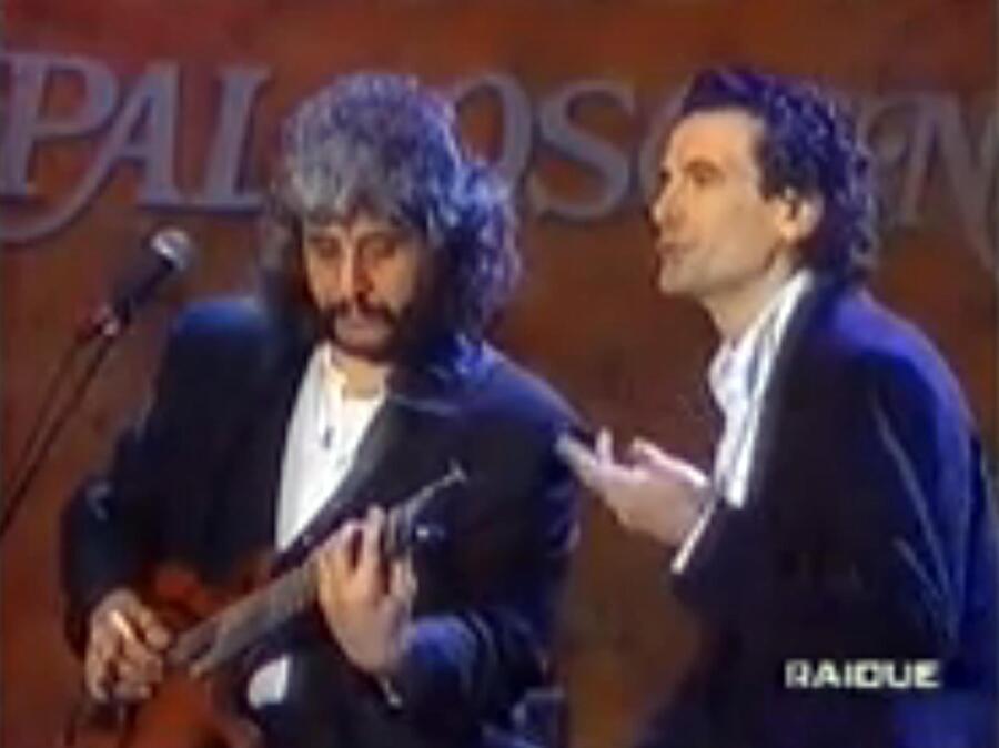 Un video della trasmissione Rai 'Alta classe' del 1992, in  cui apparvero insieme Pino Daniele e Massimo Troisi © Ansa