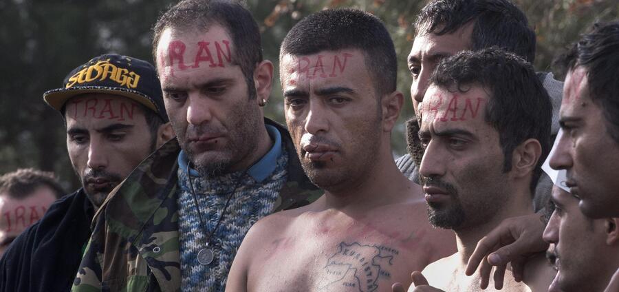 Protestano cucendosi le labbra i migranti bloccati al confine con la Macedonia © Ansa