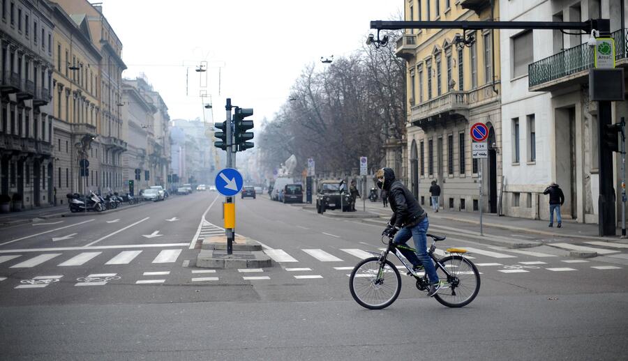Blocco traffico a Milano, foto di Daniele Mascolo © Ansa
