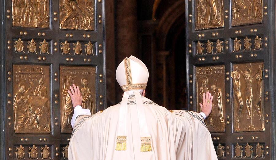 Papa Francesco apre la porta Santa © Ansa