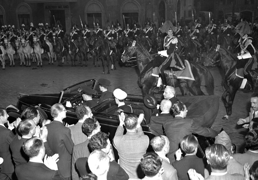 Il Presidente della Repubblica, Enrico De Nicola, prima di insediarsi al Quirinale arriva a Montecitorio scortato dalla cavalleria, per pronunciare il suo discorso alle Camere riunite © 