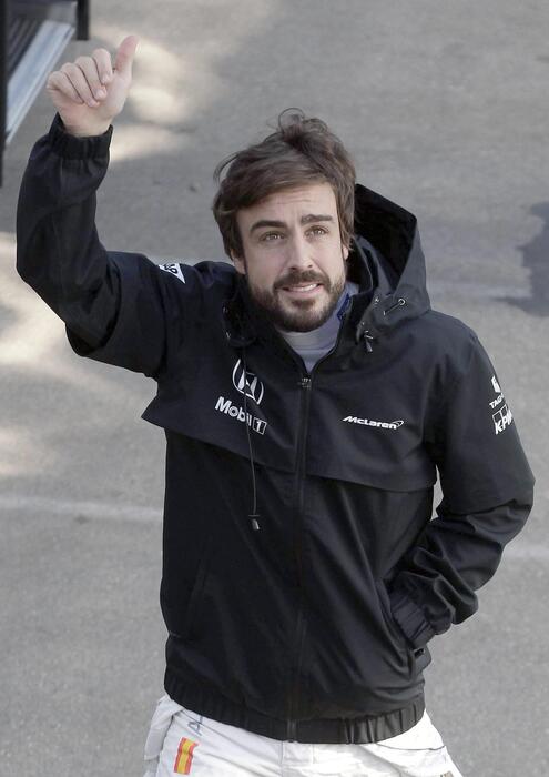 20 febbraio 2015, Fernando Alonso saluta i tifosi durante i test a Montmelo © ANSA