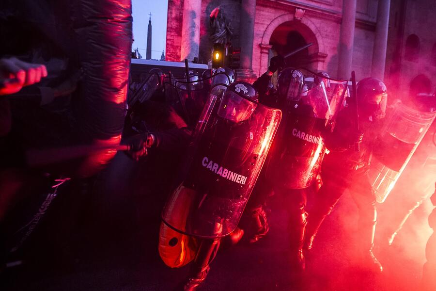 Scontri a Roma tra forze dell'ordine e manifestanti dei movimenti antagonisti alla manifestaizione contro la Lega © Ansa