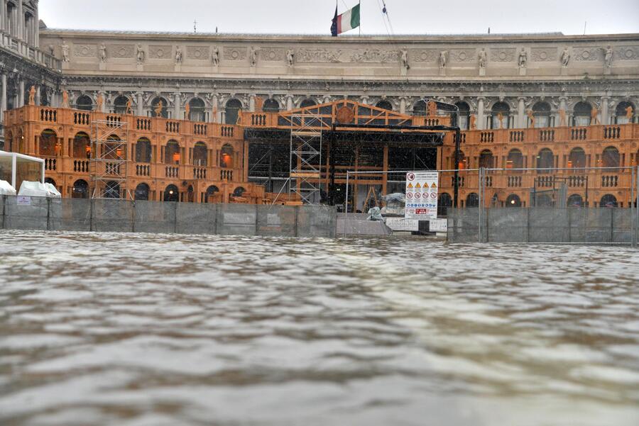 Maltempo: acqua alta a Venezia, massima marea a +110 cm © Ansa