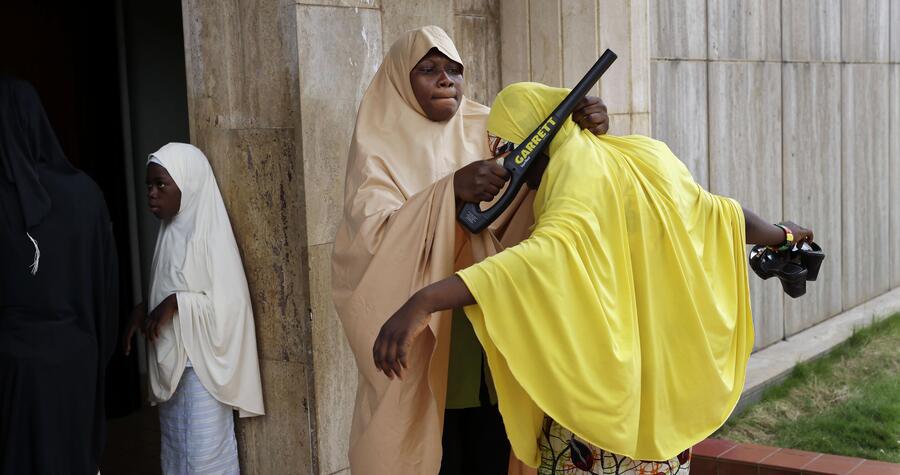 Controlli per entrare nella moschea di Abuja per la preghiera del Venerdì © Ansa