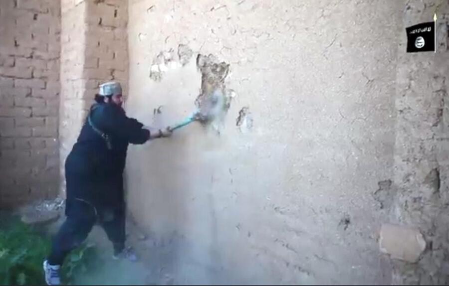 Fermo-immagine da video Isis che mostra distruzioni a Nimrud. Bulldozer e picconi contro reperti di oltre 3.000 anni fa? © 