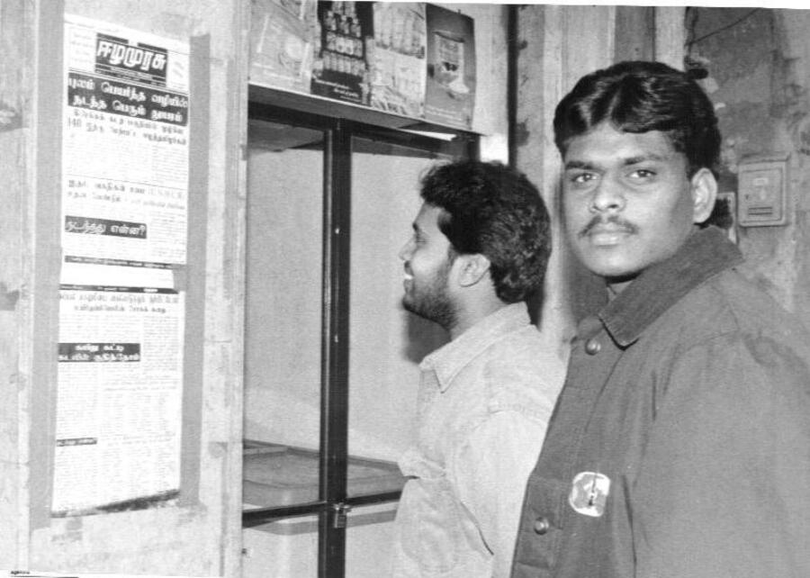 Due membri della comunita' Tamil di Palermo leggono l' elenco dei nomi di alcune centinaia di loro  connazionali morti in seguito al naufragio, avvenuto a Natale 1996 © ANSA