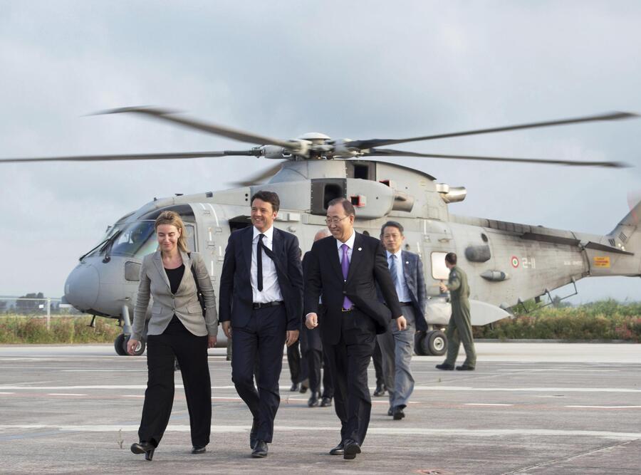 Il presidente del Consiglio Matteo Renzi, il segretario generale dell'Onu Ban Ki-moon, e la responsabile della Politica estera dell'Ue Federica Mogherini, sulla nave San Giusto, al largo del Canale di Sicilia © Ansa