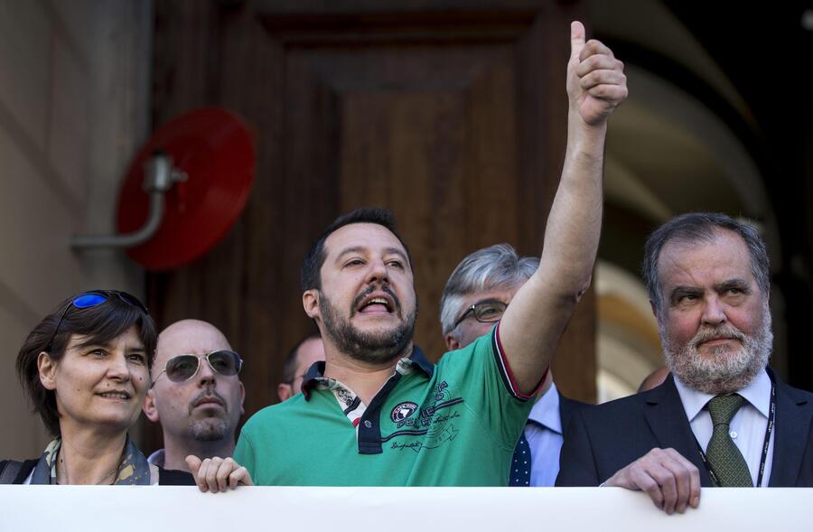 Salvini su balcone min.Economia, cartelli 'ladri pensioni' © Ansa