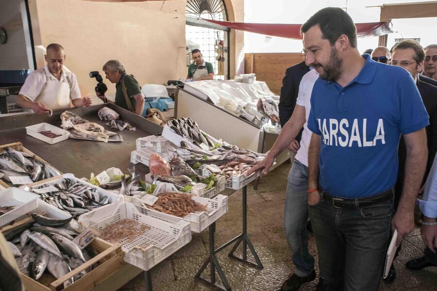 Matteo Salvini in visita al mercato ittico di Marsala © Ansa