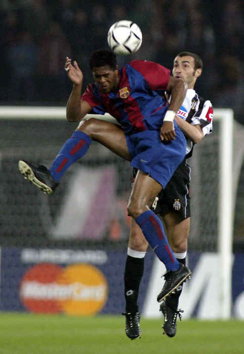 9 aprile 2003, andata quarti, Juventus-Barcellona 1-1: Kluivert (s) contrastato da Montero. Quest'ultimo portera' in vantaggio la Juventus, poi il pareggio di Saviola © Ansa