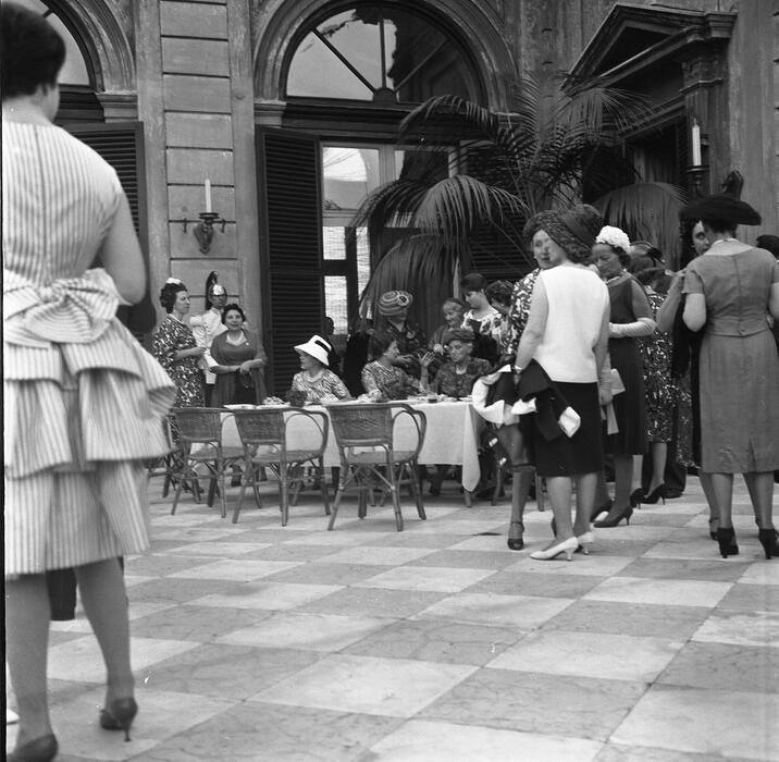 Donna Carla Gronchi e Donna Ida Einaudi circondate da altre invitate al  ricevimento al Quirinale il 2 giugno 1960 © Ansa