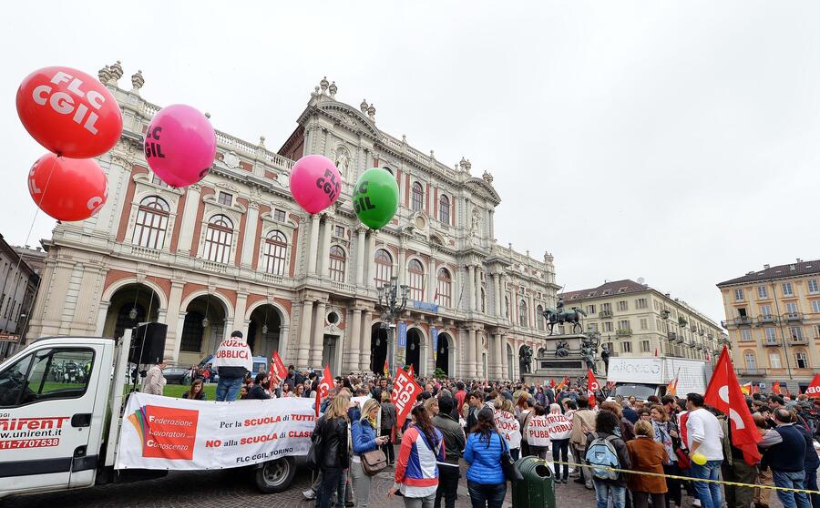 Il presidio della scuola e Funzione pubblica in Piazza Carlo Alberto, Torino, 5 maggio 2015. ANSA/ ALESSANDRO DI MARCO © Ansa