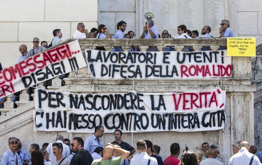 Roma: protesta autisti Atac sotto Campidoglio, no a privati © Ansa