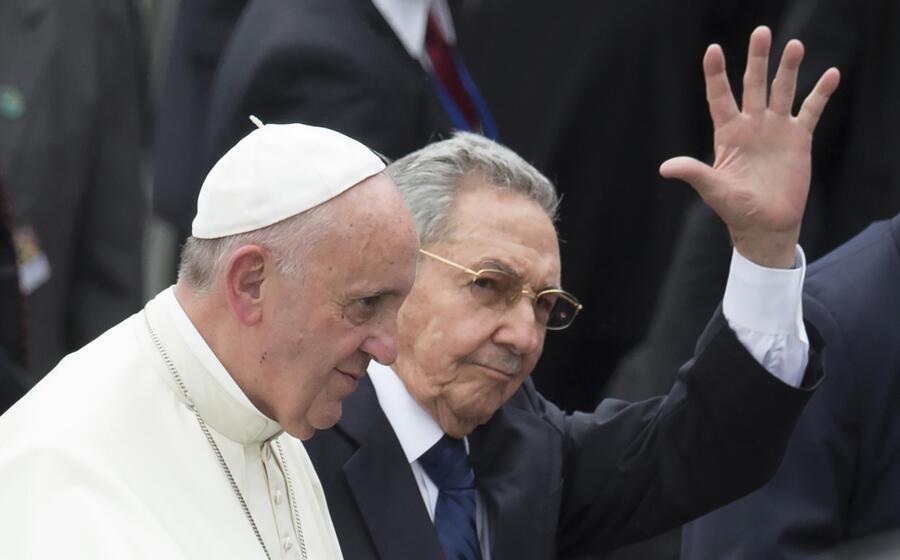 Papa all'Avana, accolto da Raul Castro © 