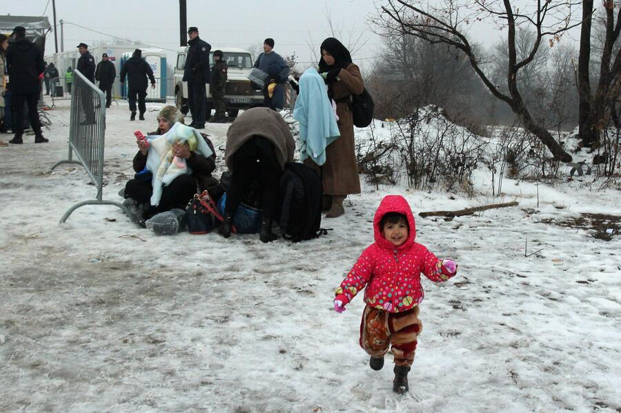 Migranti in marcia nella neve dalla Macedonia alla Serbia © Ansa