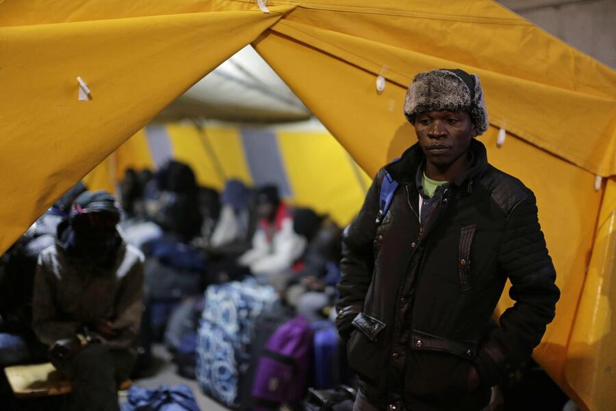 Un migrante aspetta davanti a una tenda allestita per le operazioni di evacuazione della 'giungla' di Calais © Ansa