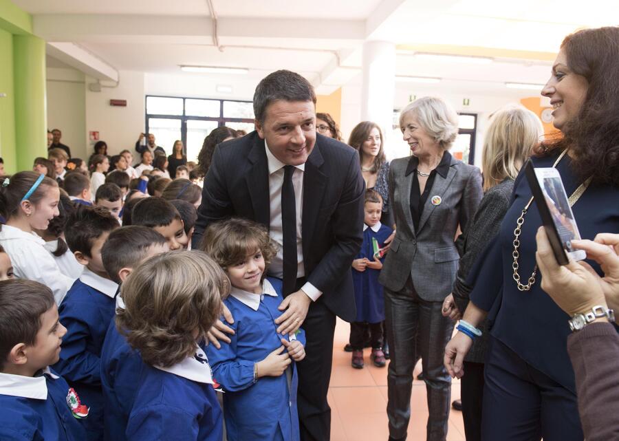 Matteo Renzi visita la scuola Pablo Neruda di Roma © ANSA