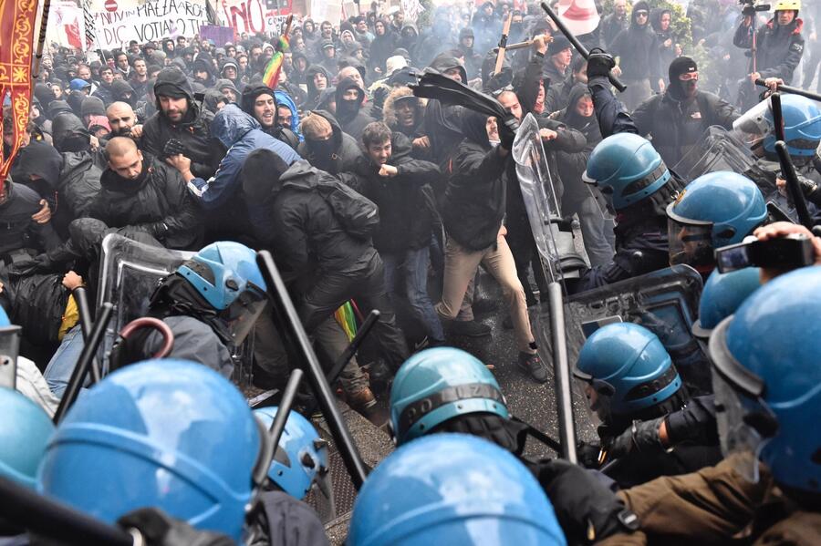 Leopolda: manifestazione No Renzi, polizia carica © 