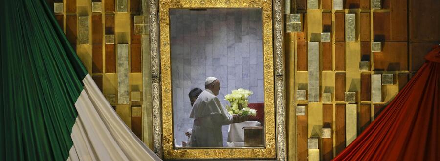 Il riflesso allo specchio di Papa Francesco  davantii alla Madonna di Guadalupe © Ansa
